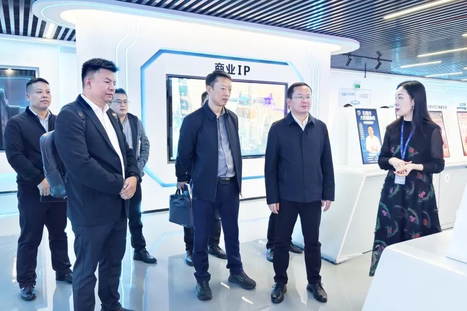 铜仁市大数据局党组书记、局长雷宏一行莅临GA黄金甲集团参观互换
